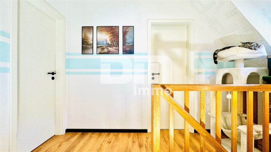 Gepflegtes Raumwunder in idyllischer Lage - Modernisiertes Einfamilienhaus Garagen / Garten - OG / DG Flur - Diele